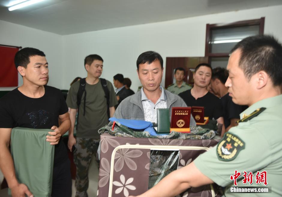 申亮亮父母到儿子生前所在连队参观