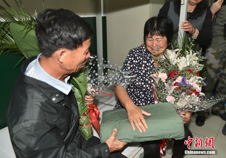 申亮亮父母到儿子生前所在连队参观