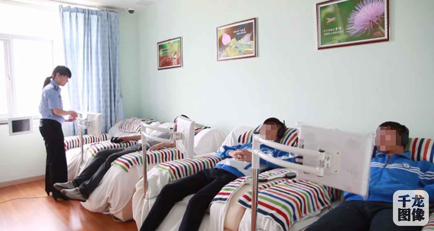 图说二：在天康戒毒康复中心，为培养戒毒人员的坚持的品质及耐心，安排她们进行除草，挖沟等农作物劳动。 天康戒毒所供图