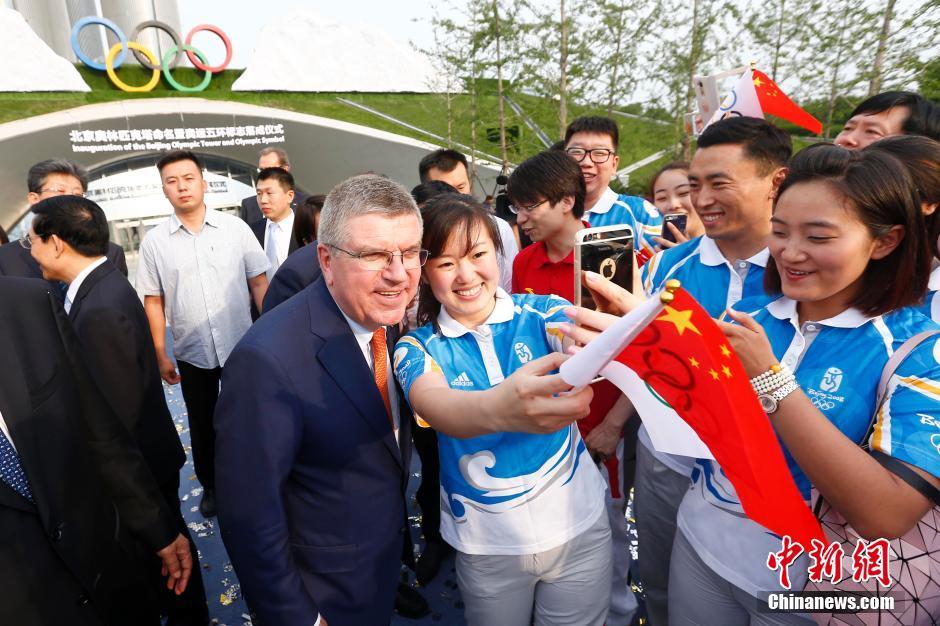 北京奥林匹克塔落成 永久性悬挂奥运五环标志