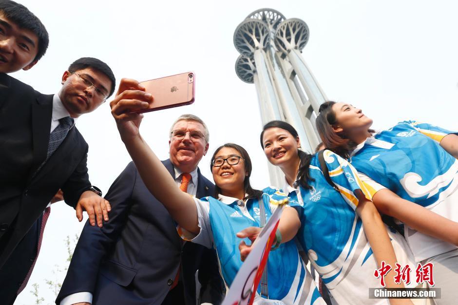 北京奥林匹克塔落成 永久性悬挂奥运五环标志