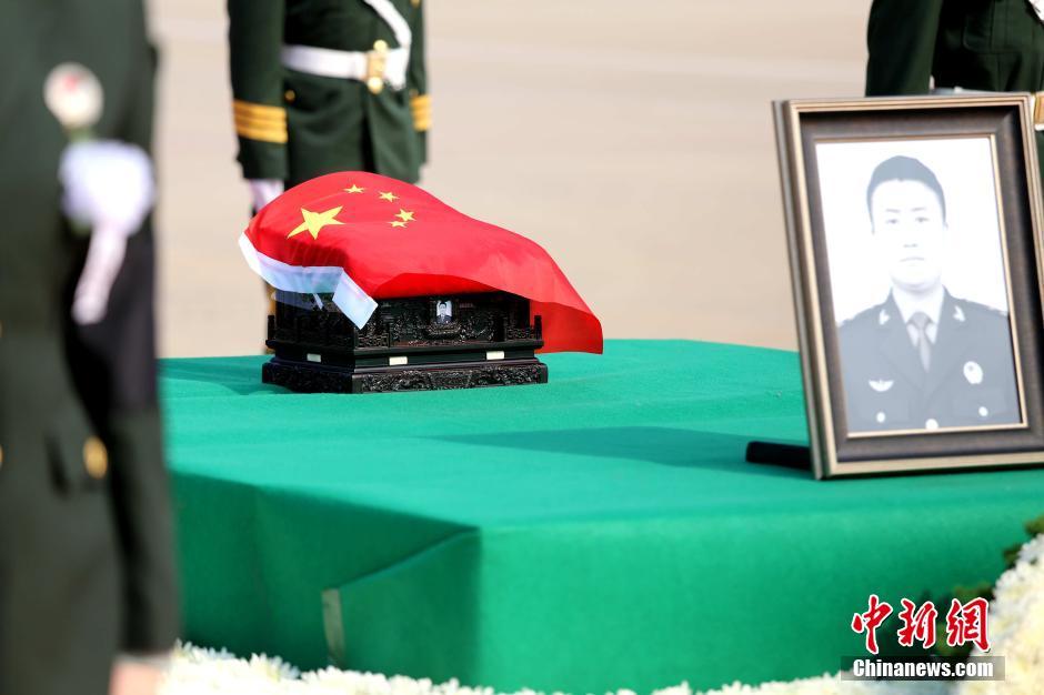 中国维和烈士申亮亮骨灰抵达郑州
