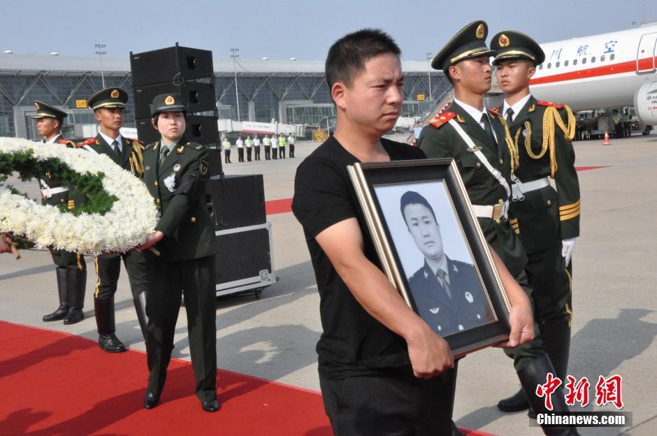 中国维和烈士申亮亮骨灰抵达郑州