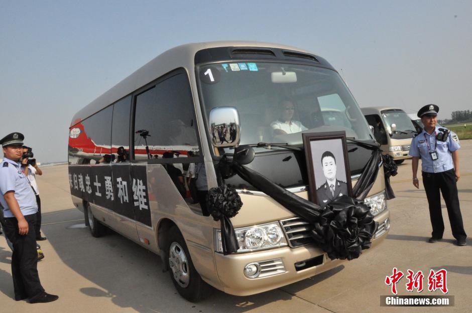 中国维和烈士申亮亮骨灰抵达郑州