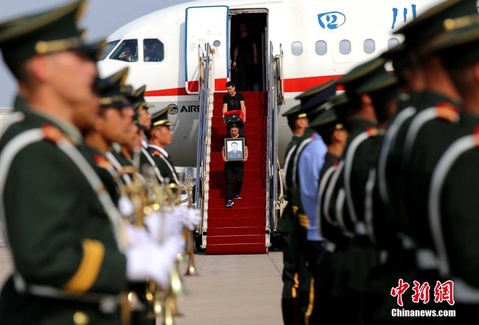 中国维和烈士申亮亮骨灰抵达郑州
