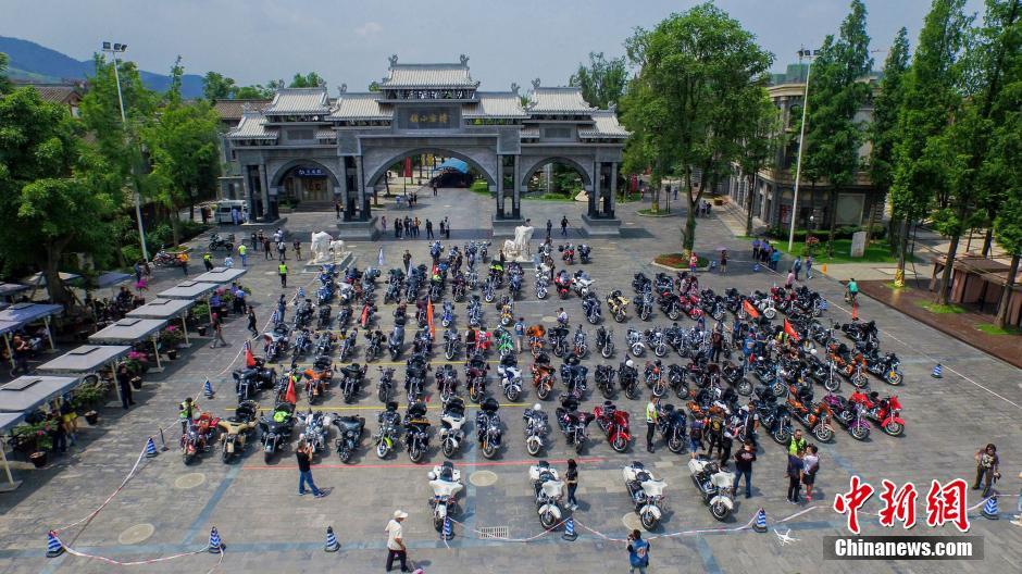 百余辆哈雷机车集体亮相成都博客小镇