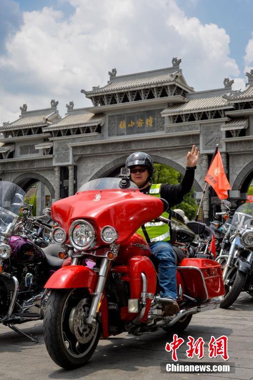 百余辆哈雷机车集体亮相成都博客小镇