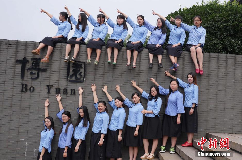 重庆大学生拍个性毕业照纪念青春