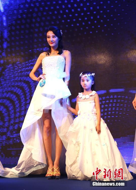 纸巾婚纱秀惊艳亮相北京