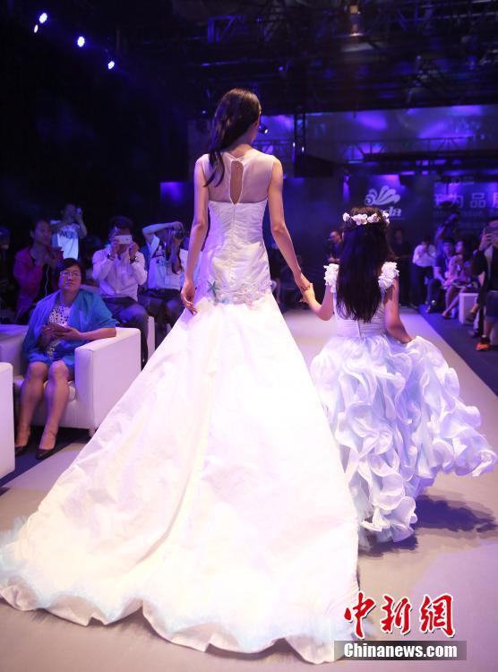 纸巾婚纱秀惊艳亮相北京