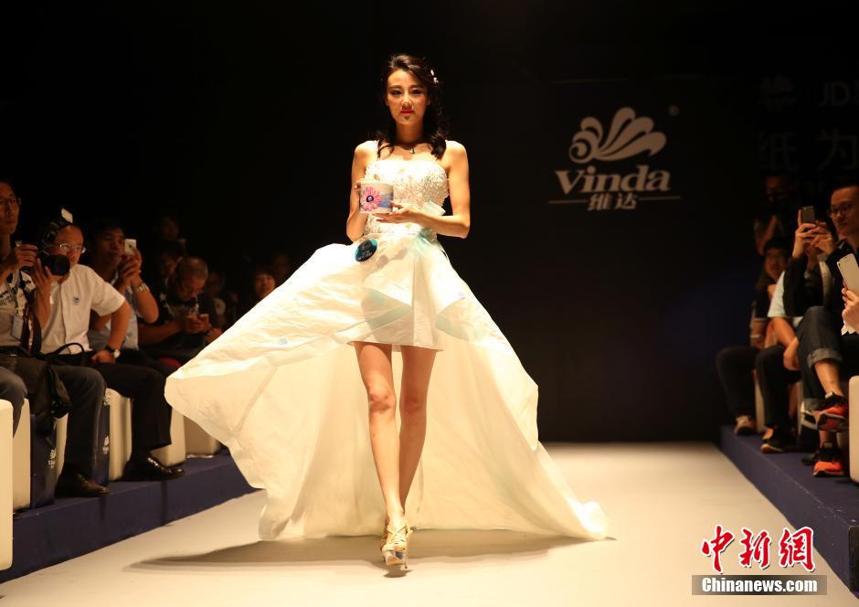 纸巾婚纱秀惊艳亮相北京