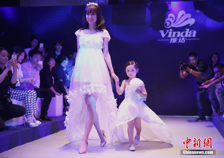 纸巾婚纱秀惊艳亮相北京