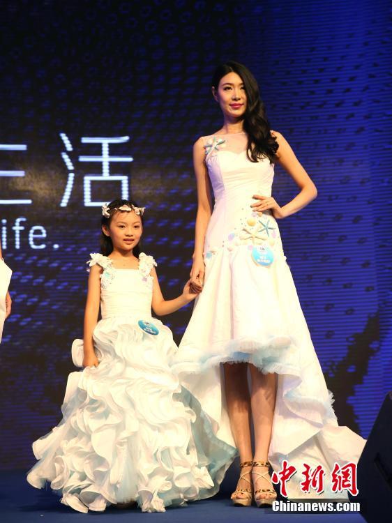 纸巾婚纱秀惊艳亮相北京