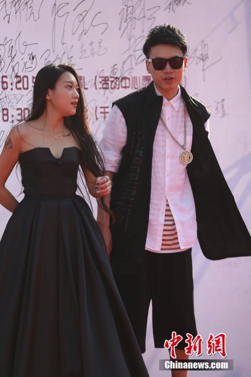 南京高校毕业生上演红毯秀