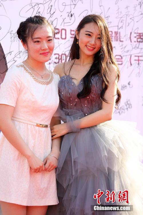 南京高校毕业生上演红毯秀