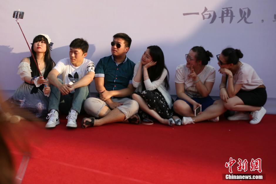 南京高校毕业生上演红毯秀