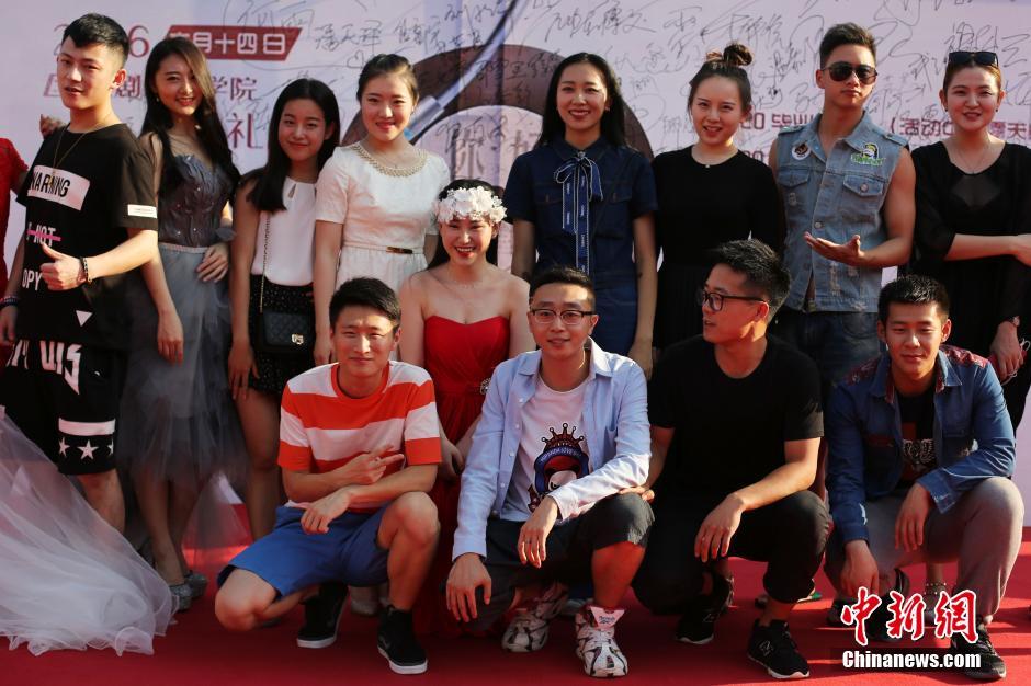 南京高校毕业生上演红毯秀