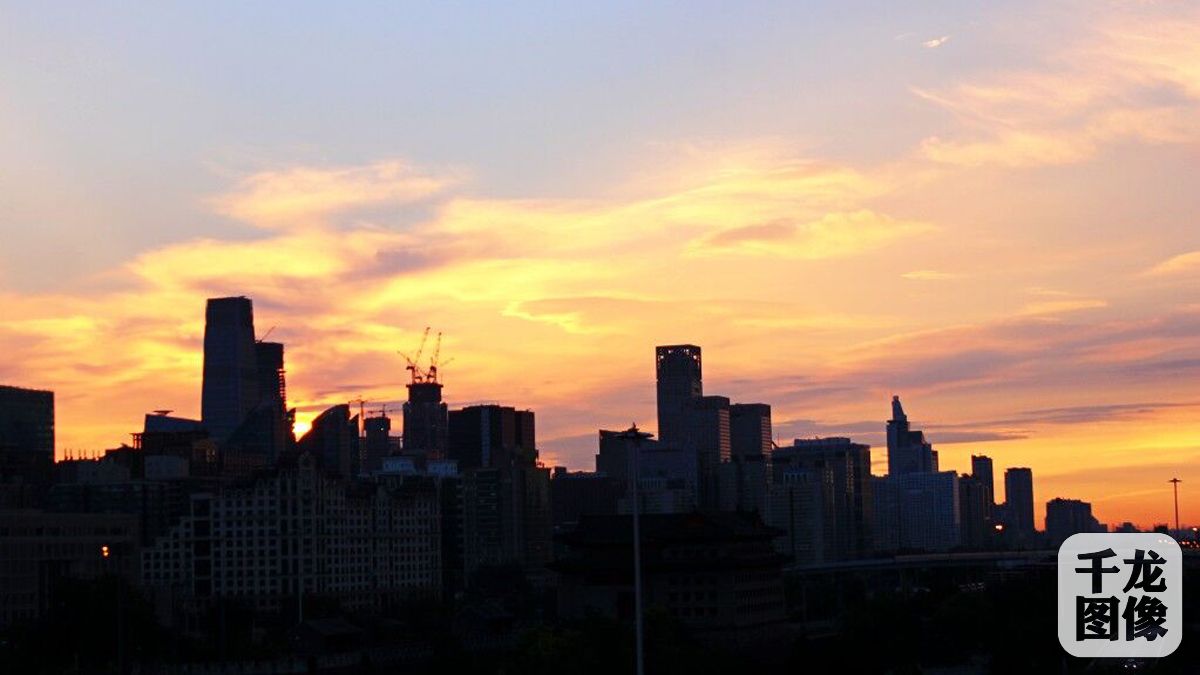 北京雨后天空出现壮丽朝霞-千龙网·中国首都网