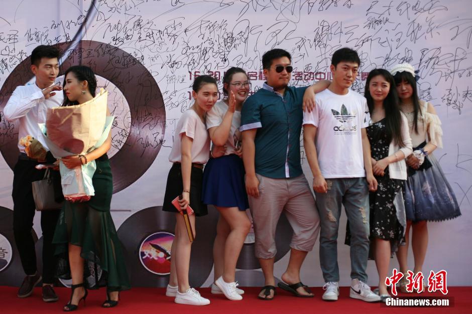 南京高校毕业生上演红毯秀