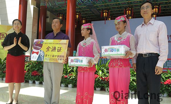 宁夏合唱协会会长刘阳生与宁夏回族自治区中宁县宽口井学校的春蕾女童合唱团学生代表