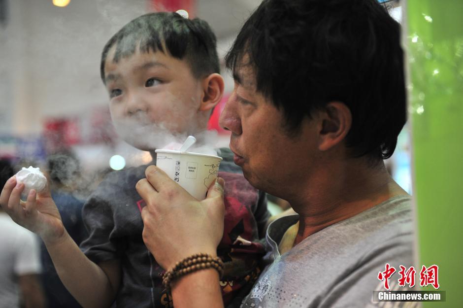 仙气缭绕的冰淇淋亮相南博会 吸引众多吃货