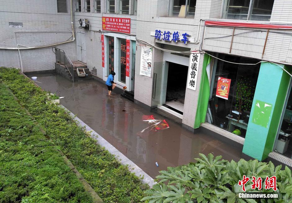 重庆暴雨致大学食堂积水 学生被困