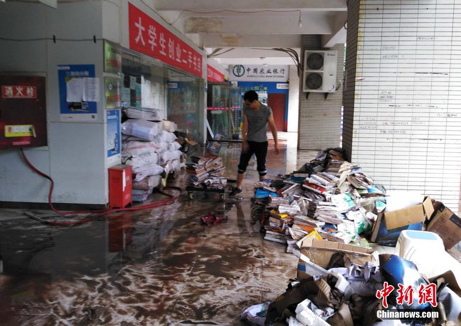 重庆暴雨致大学食堂积水 学生被困