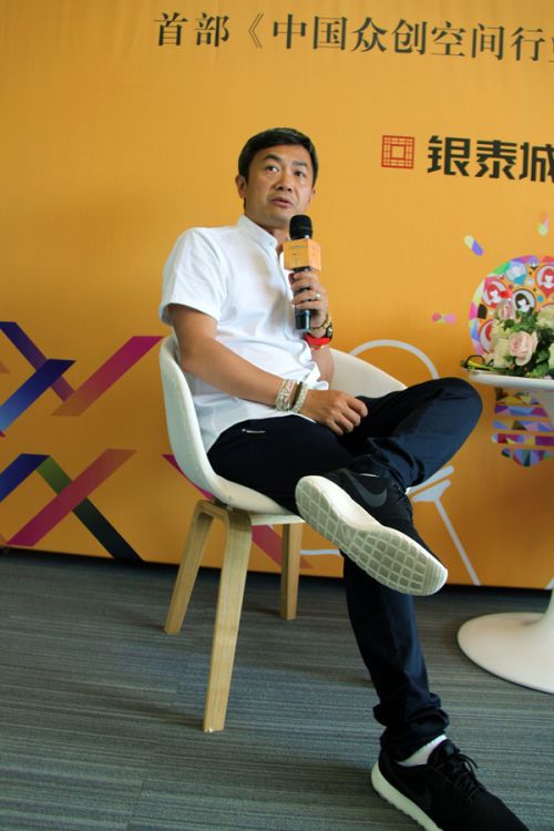 毛大庆面对成都媒体，侃侃而谈
