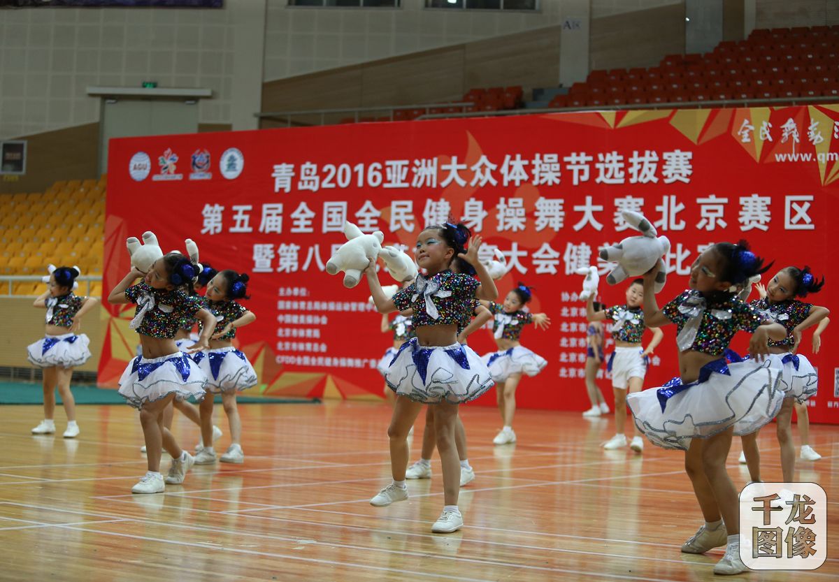 2200大全健美操爱好者们炫技地坛体育馆(7)-千玩飞镖余名日记400字图片