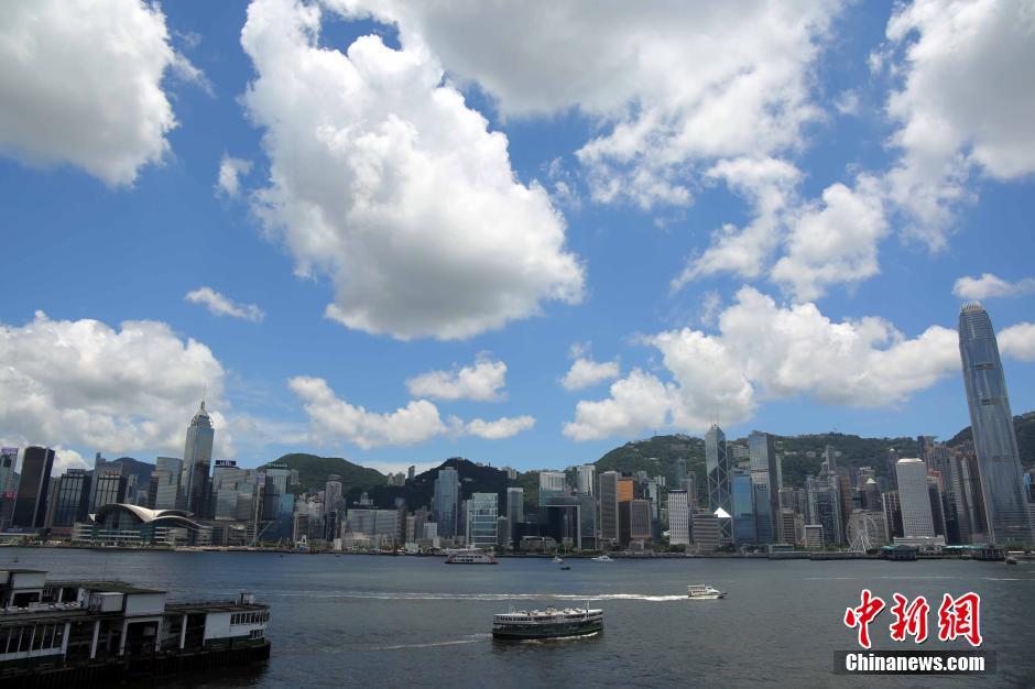 香港高温天气下 市民游客各自精彩