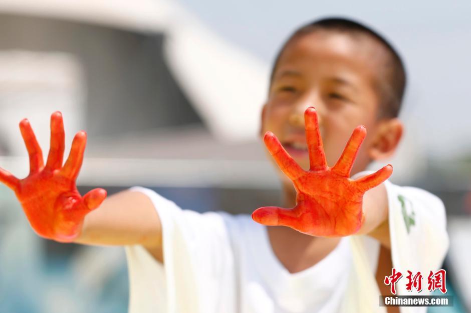 200余家庭1200平米画布上绘马挑战吉尼斯纪录