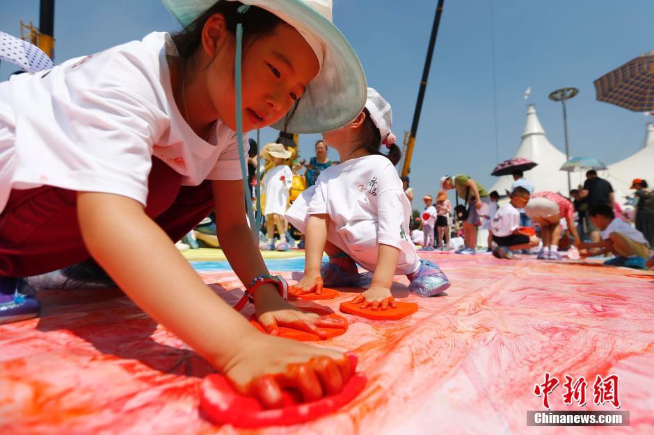 200余家庭1200平米画布上绘马挑战吉尼斯纪录