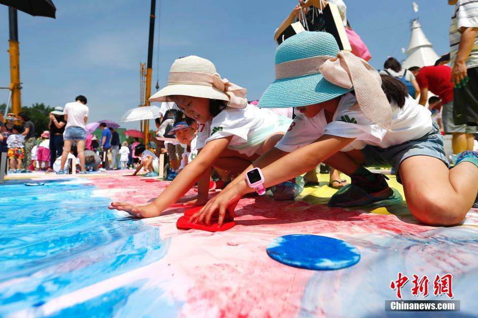 200余家庭1200平米画布上绘马挑战吉尼斯纪录