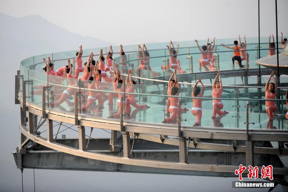 北京百余名女子高空练瑜伽 迎国际瑜伽日