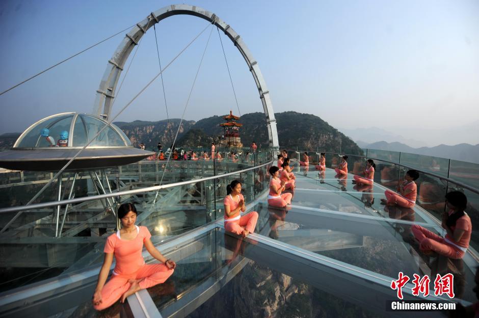 北京百余名女子高空练瑜伽 迎国际瑜伽日