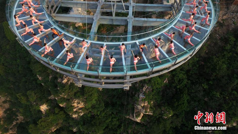 北京百余名女子高空练瑜伽 迎国际瑜伽日