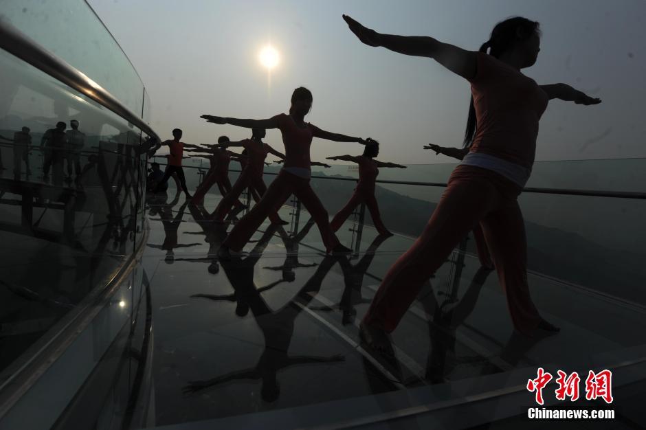 北京百余名女子高空练瑜伽 迎国际瑜伽日