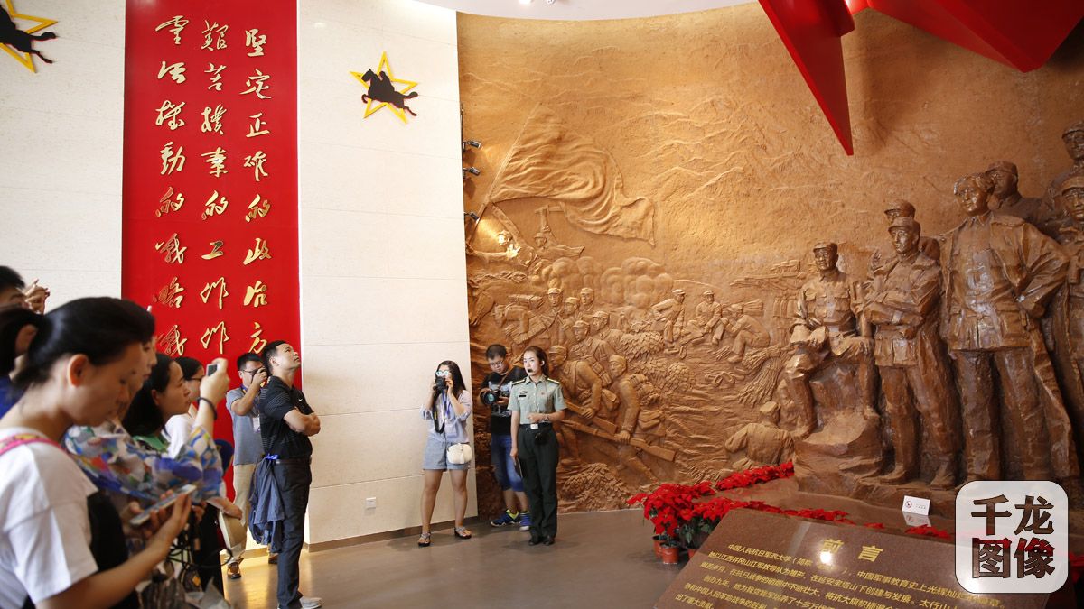 26月21日，由河北省委宣传部主办的“美丽河北·太行行”活动的媒体记者们6月21日上午来到邢台市前南峪村中国人民抗日军政大学（简称“抗大”）陈列馆，参观了纪念馆陈列着自抗大1936年建立到新中国成立14年的建校史和艰苦卓绝的战斗史的大量图片和实物。图为工作人员现场进行讲解。