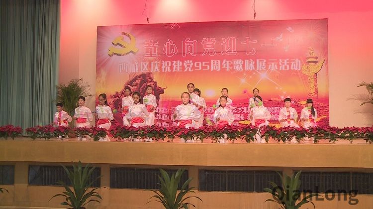 学生们表演的特色舞蹈