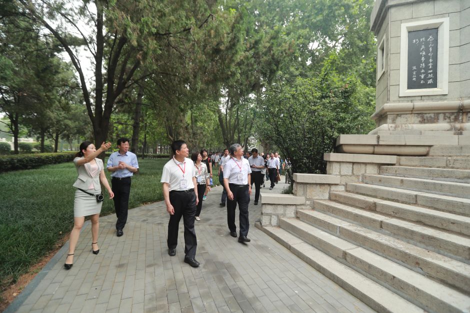 宣誓后，在工作人员的带领下，代表团瞻仰了纪念塔和陵园，聆听学习英烈事迹和精神。