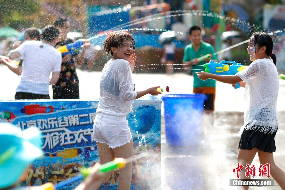 北京气温创新高 民众泼水享清凉
