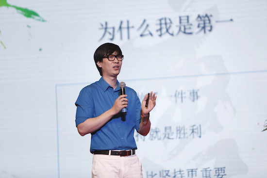 5、6月25日，文化经济创新论坛在北京举行。图为“网文之王”唐家三少发表题为《网络文学与我的梦想》的主题演讲。