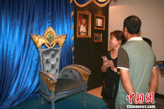 展览中，中西合璧的《女王御座》格外抢人眼球，该作品为2012年英国女王登基60周年庆典献礼，已收藏于英国白金汉宫，此次展出的为其复制品。设计师施君介绍说，这是一件集冶金、铸造、绘画、窑业、雕錾等多种工艺大成的实用珐琅艺术品。　李妮 摄
