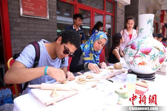 6月26日，外国人士体验制作中国非遗艺术品。　韩海丹 摄