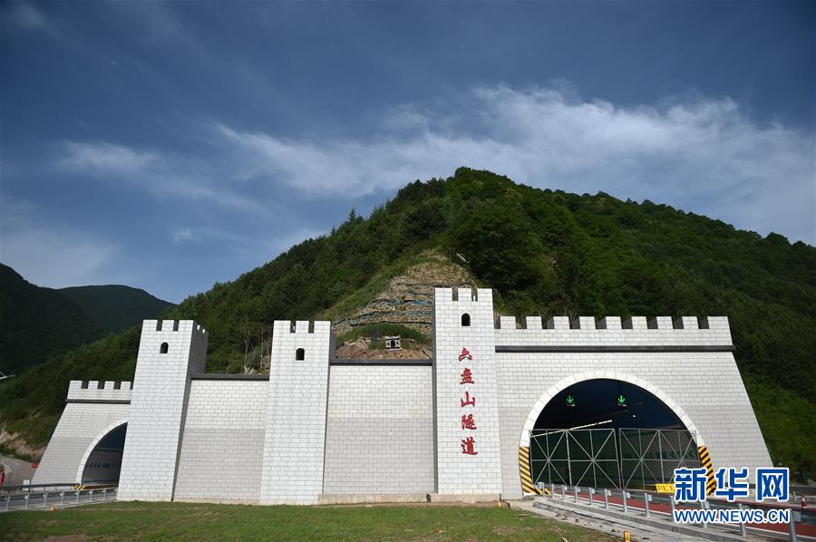 （社会）（1）探访六盘山隧道 犹如海底世界