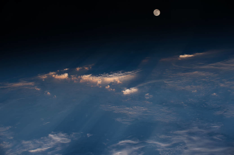 日落染金大海 圆月悬挂高空：宇航员观地球美景