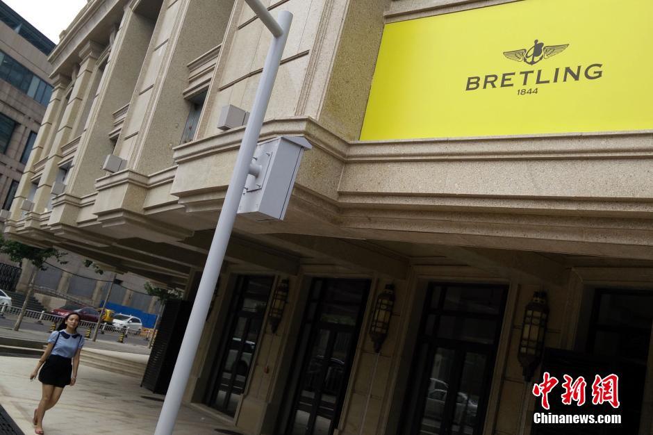 北京街头现“山寨一条街” 山寨广告牌被拆除