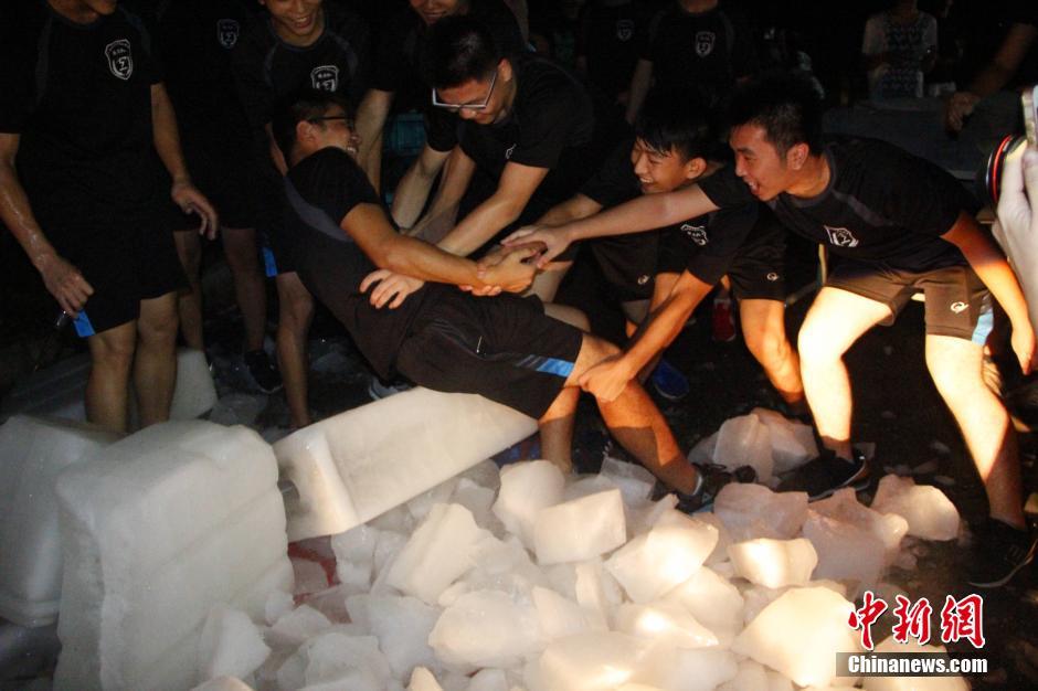 广西一高校派发冰块给学生降温