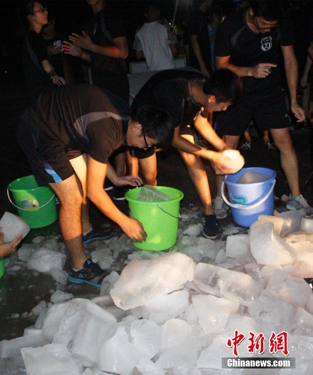 广西一高校派发冰块给学生降温