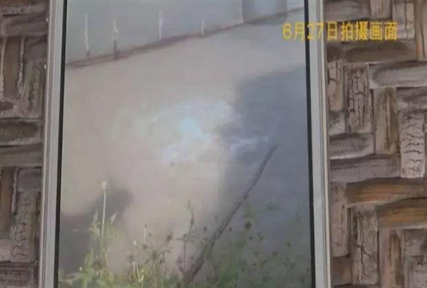 广东一池塘地陷：前日水突然沸腾 鱼瞬间被吞
